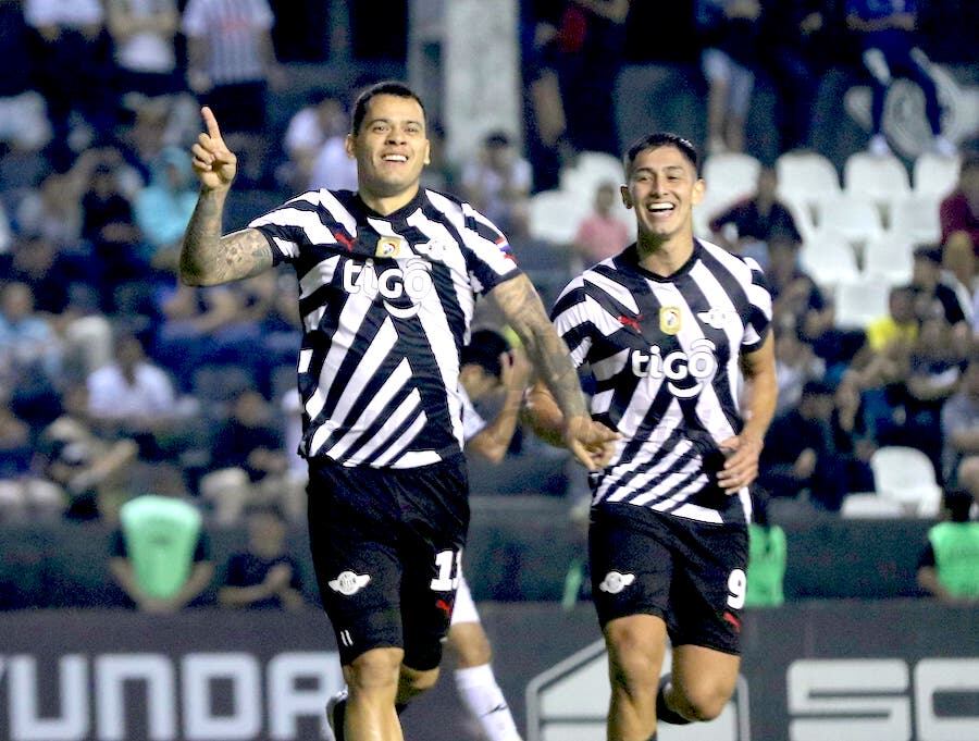 William Mendieta anotó un gol con su sello de mago, Gustavo Aguilar se asocia a la alegría liberteña.FOTO: EDUARDO VELÁZQUEZ