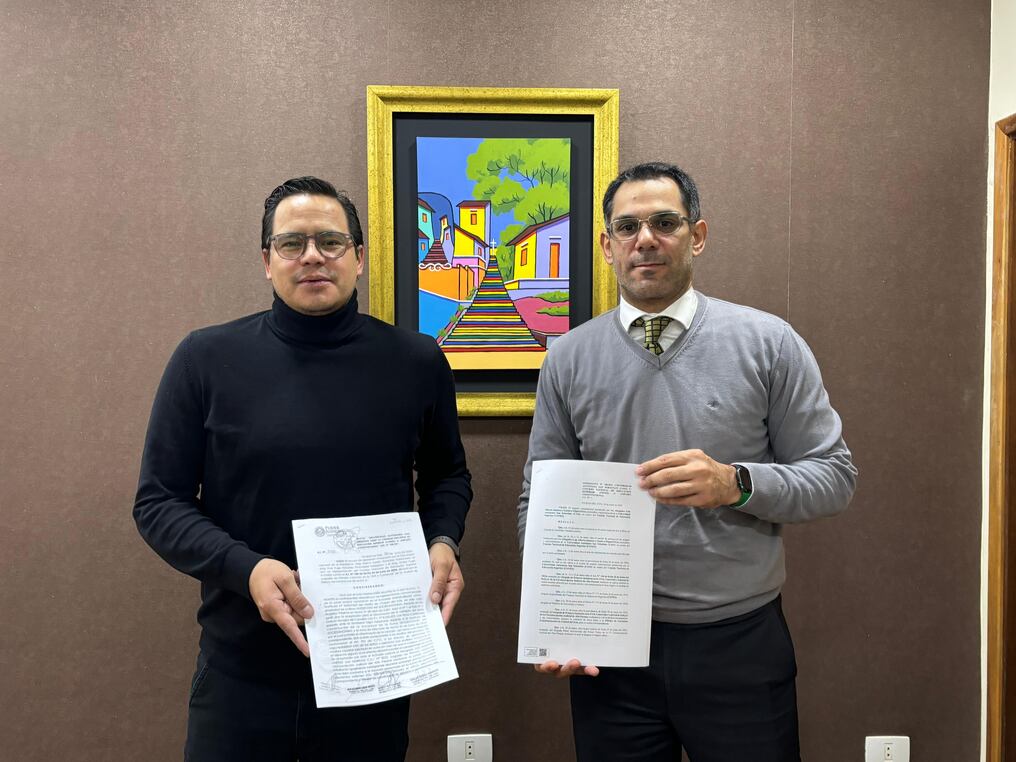 El procurador general de la República, Marcos González, entregó una copia de la resolución judicial al titular del Cones Federico Mora sobre el rechazo del amparo que pretendía habilitar la carrera de Medicina de forma irregular. Foto: Gentileza