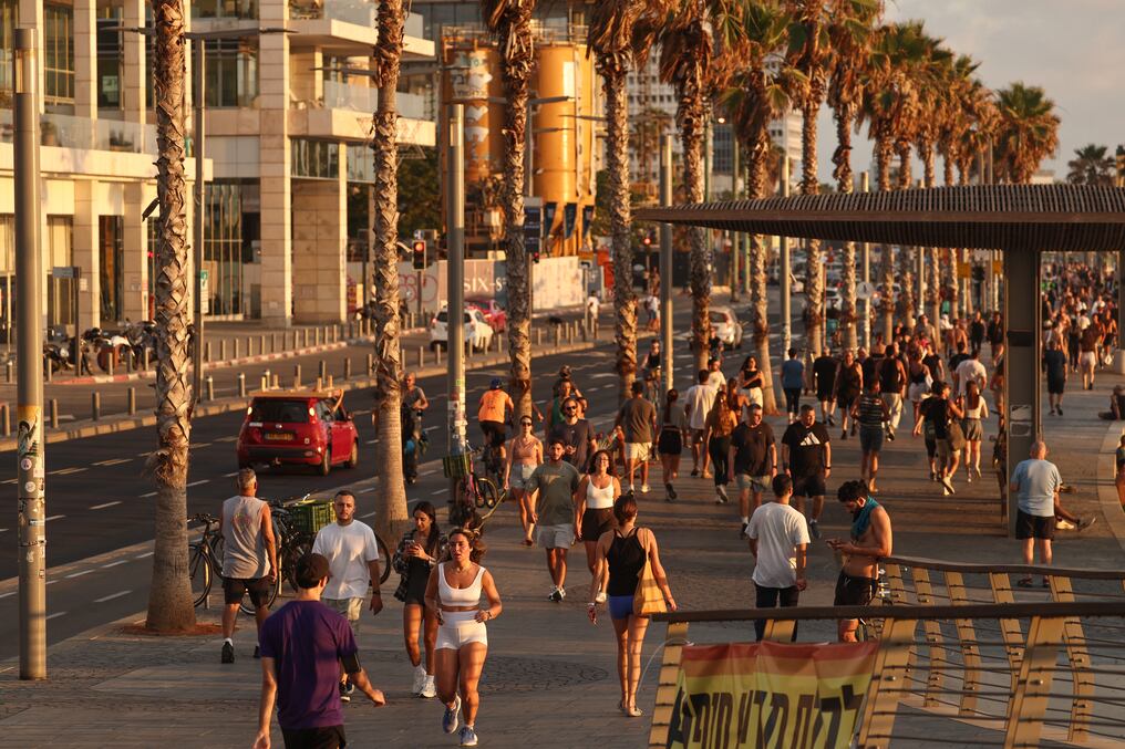 Personas caminan por el paseo marítimo de Tel Aviv el 24 de junio de 2025, tras el alto el fuego. Foto: Fadel Senna/AFP