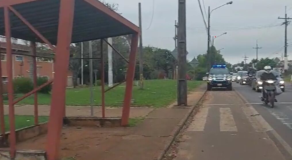 El centro educativo esteño ya cuenta con la colaboración de un móvil de la Patrulla Caminera para garantizar el paso seguro de los alumnos. Foto: Captura de vídeo