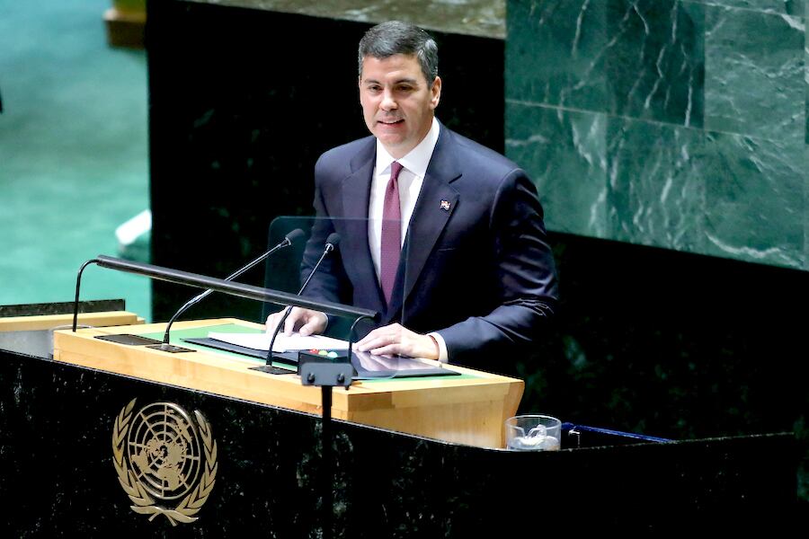 Santiago Peña, en la Asamblea General de la ONU, dijo también que se logró una alta reducción de la pobreza. Foto: AFP