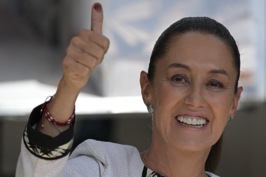 La científica y candidata del oficialismo de izquierda se impuso a Xóchitl Gálvez, ingeniera y senadora de centroderecha de raíces indígenas. Foto: AFP