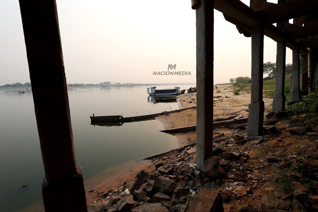Desolador panorama, este sábado 14 de setiembre en Asunción el río Paraguay amaneció en -1.03 m, atravesando la peor bajante en 120 años. Foto: Jorge Jara