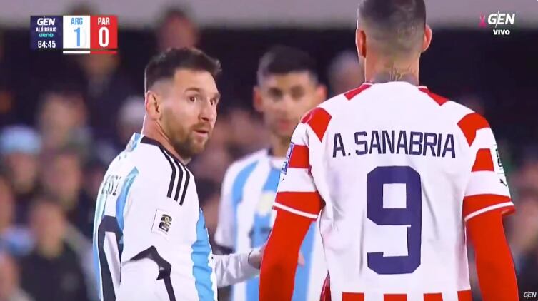 Messi lanza una dura mirada a Sanabria, tras el cruce que tuvieron durante el partido (foto: captura canal GEN)