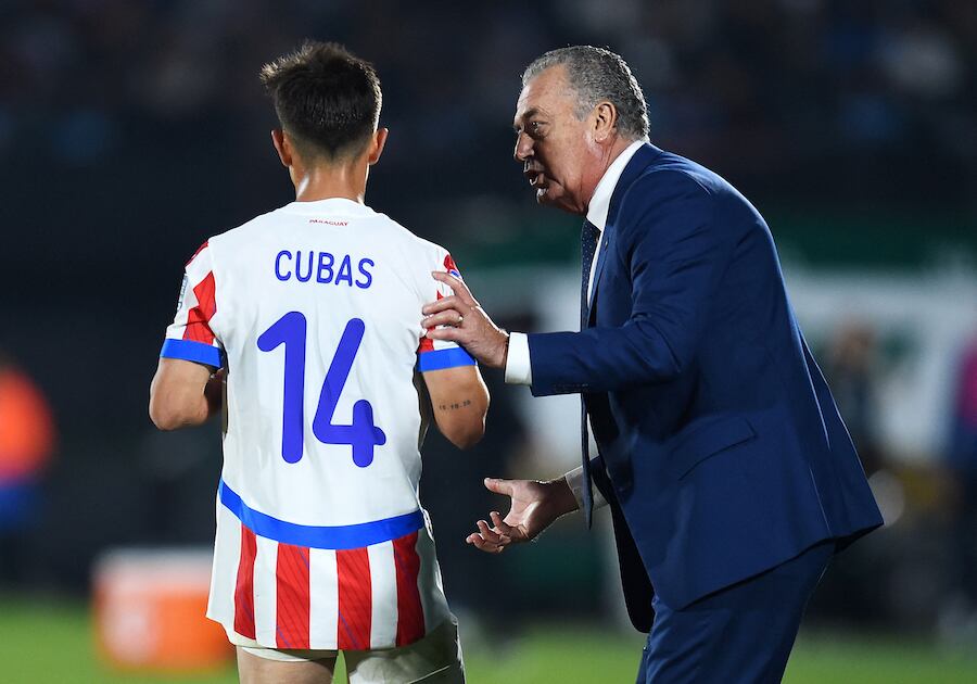 Gustavo Alfaro dando instrucciones al volante Andrés Cubas, quien tuvo un nivel superlativo frente a los charrúas.FOTO: APF