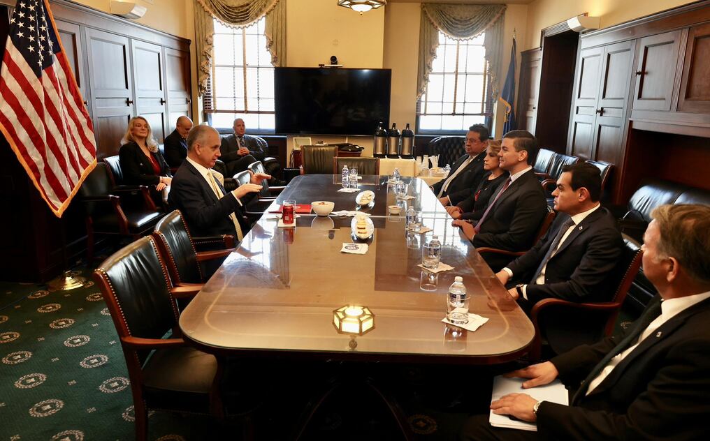 El presidente Peña y su comitiva, en reunión con el representante de la Comisión de Asignaciones de la Cámara de Representantes de los Estados Unidos. Foto: Gentileza