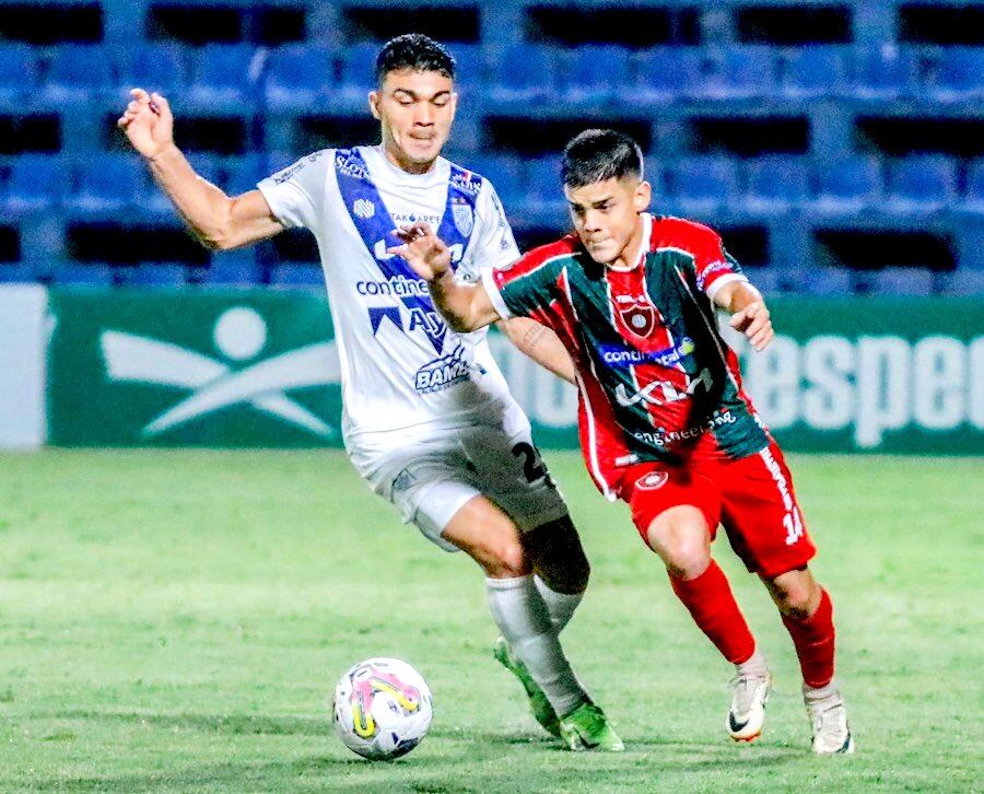 Francisco Esteche escapa de la marca de Iván Valdez. Tembetary logró su segunda victoria en el Apertura.FOTO: APF