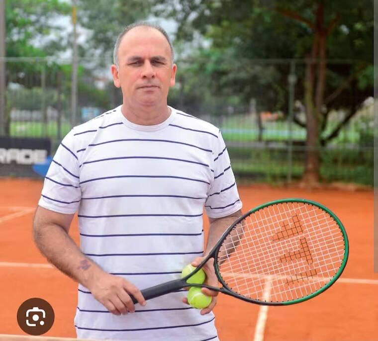 Hugo Chapacú, como todo extenista, cada tanto juega con algún amigo.