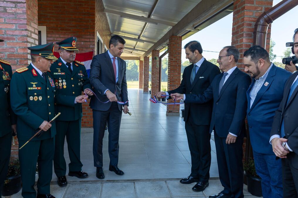 El presidente Santiago Peña junto a otras autoridades durante el acto de inauguración realizado en el Liceo Militar. Foto: Gentileza