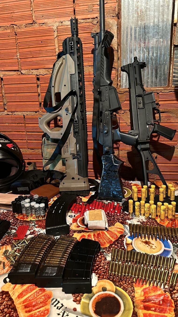 Armas incautadas durante el procedimiento.