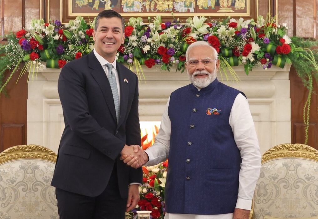 Narendra Modi y Santiago Peña se estrechan las manos durante la reunión celebrada este lunes en Nueva Delhi. Foto: @narendramodi