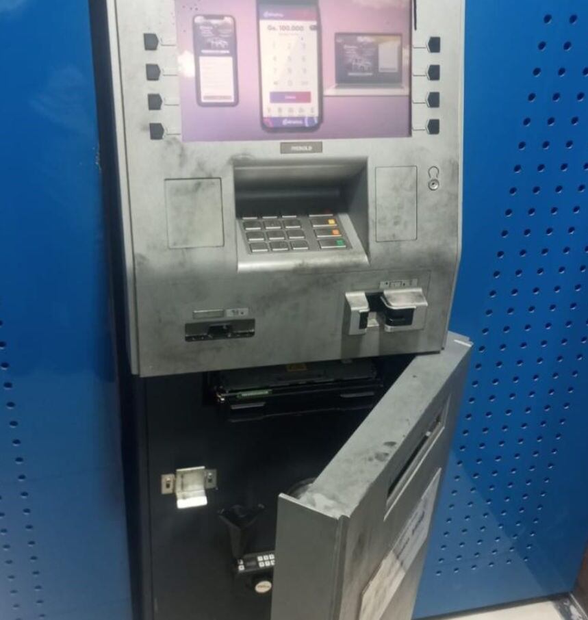Se estima que el hecho ocurrió alrededor de las 03:30 aproximadamente, un grupo integrado por al menos 6 personas encapuchadas, llegaron al acceso principal de la municipalidad de Luque, donde está ubicado el cajero automático. Foto: Gentileza