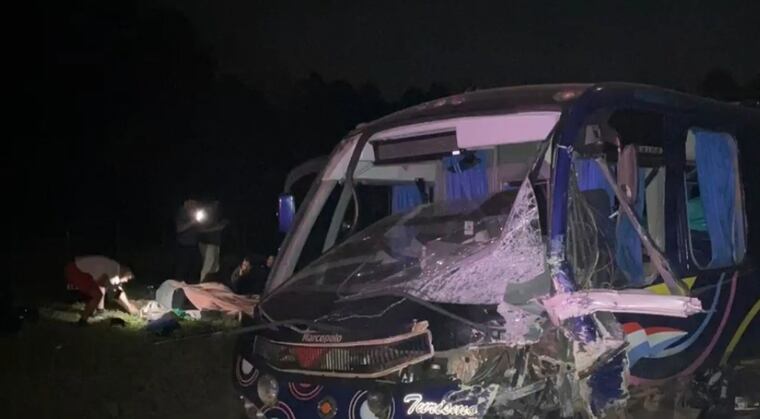 Diario HOY | Un muerto y nueve heridos deja accidente entre bus y camioneta
