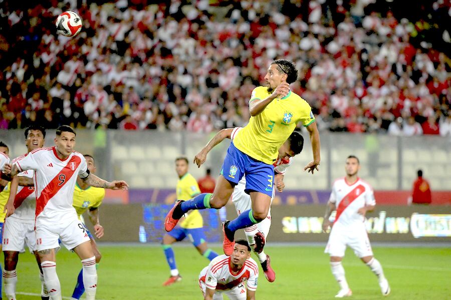La cabeza de Marquinhos salvó el martes a Brasil para salir victorioso sobre el final del partido ante Perú.FOTO:AFP