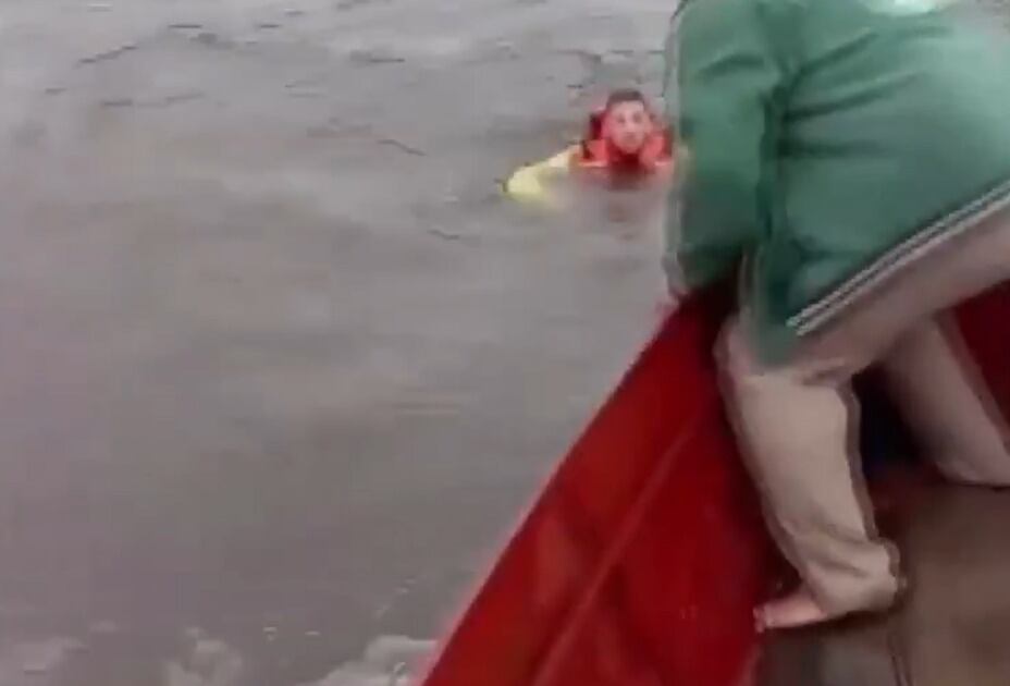 Todos fueron sacados del agua por dos pobladores que estaban en la zona. Foto: Captura de pantalla