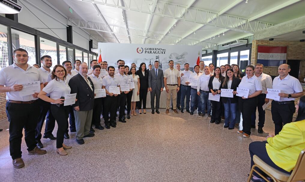 Gobierno otorgó beca de posgrado en agua y saneamiento a funcionarios del Ministerio de Obras Públicas y de Essap. Foto: Gentileza