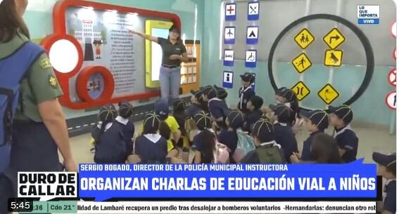 El curso es muy didáctico, donde los niños interactúan con los instructores y se familiarizan con la señalética de tránsito. Foto: Captura de vídeo