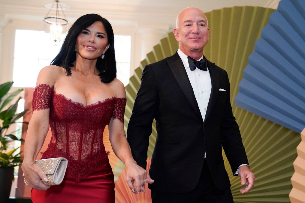 El presidente ejecutivo de Amazon, Jeff Bezos, y la actriz Lauren Sanchez llegan a una cena en la Casa Blanca en abril de 2024. Foto: Drew Angerer/AFP