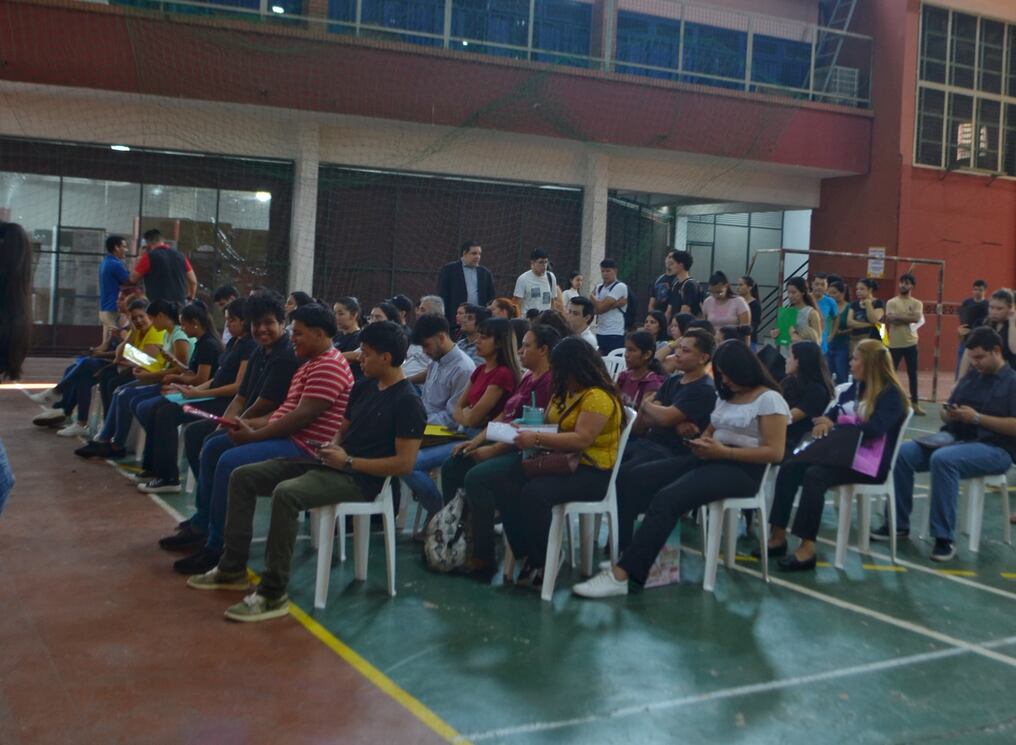 Más de 400 personas acudieron a la feria de empleo organizada por la Secretaría de la Juventud de la Municipalidad de Luque. Foto: Gentileza