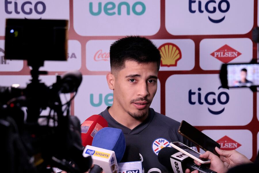 Néstor Giménez atendió a los medios y valoró su convocatoria a la Albirroja.FOTO: APF