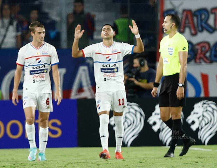 Luis Fernando Alfaro y Gustavo Caballero, dos de los mejores futbolistas de Nacional, tienen encima la responsabilidad de un buen comienzo en la Libertadores.FOTO: NÉSTOR SOTO