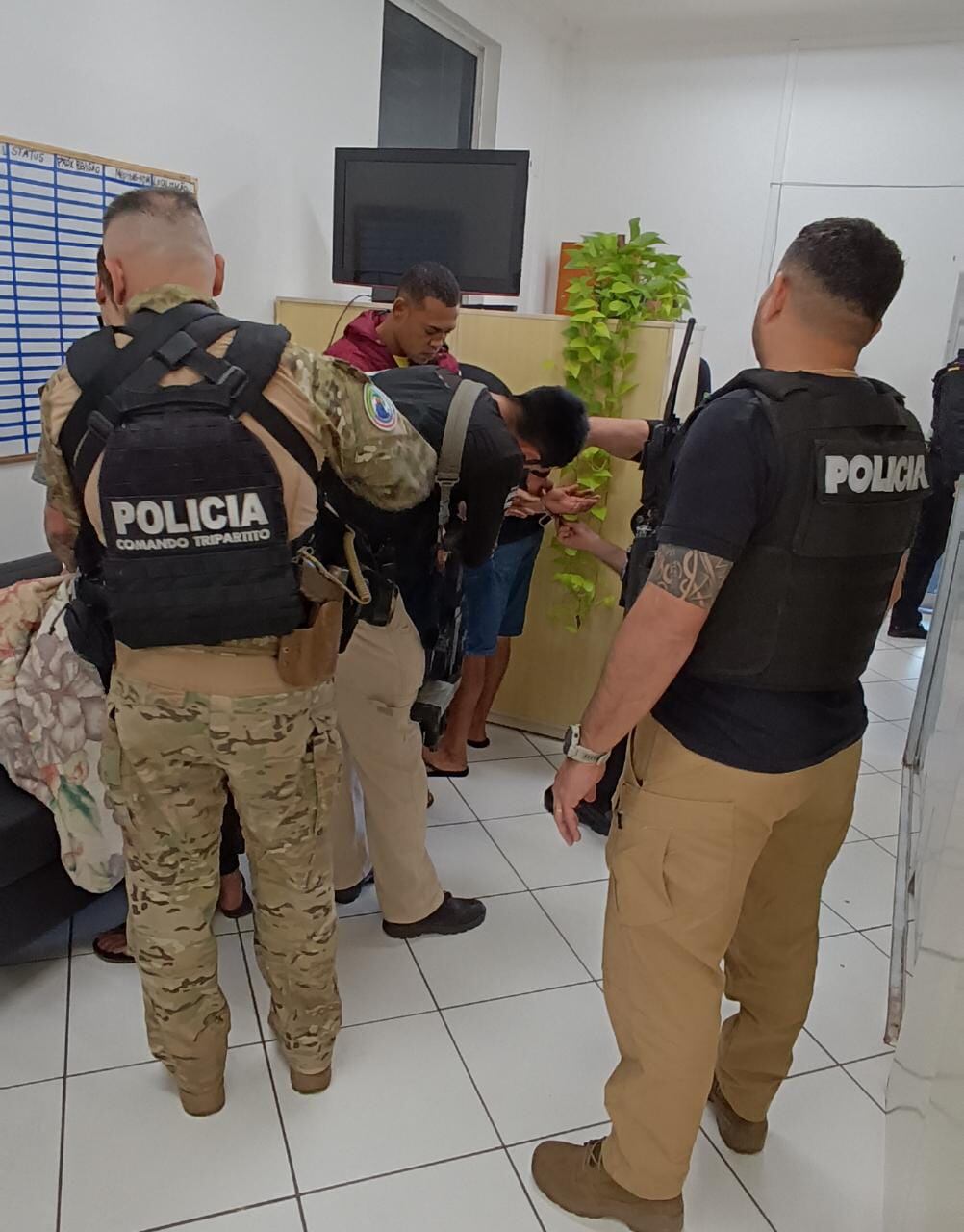 Proceso de expulsión de tres brasileños en el puesto migratorio de Foz de Yguazú. Tenían órdenes de captura por tráfico de drogas y homicidio. Foto: Gentileza