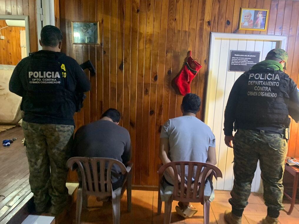 Una comitiva policial realizó esta madrugada seis allanamientos en Alto Paraná para desarticular a bandas de asaltantes a transportadoras. Foto: @policia_py