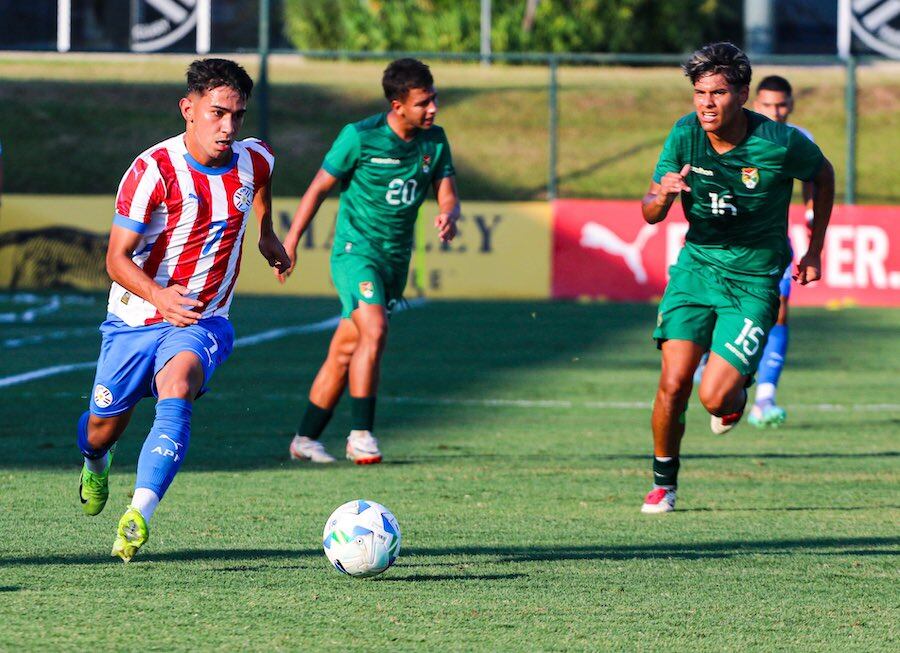 En acción Gabriel Aguayo, ofensivo de la selección de Paraguay.FOTO: @ALBIRROJA