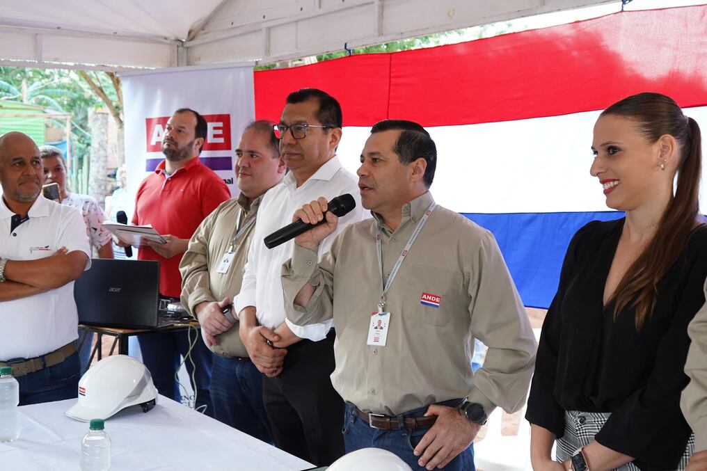 Félix Sosa (con micrófono) participó este martes de la inauguración de obras en el Territorio Social 3 de Noviembre de la ciudad de Luque. Foto: @ANDEOficial