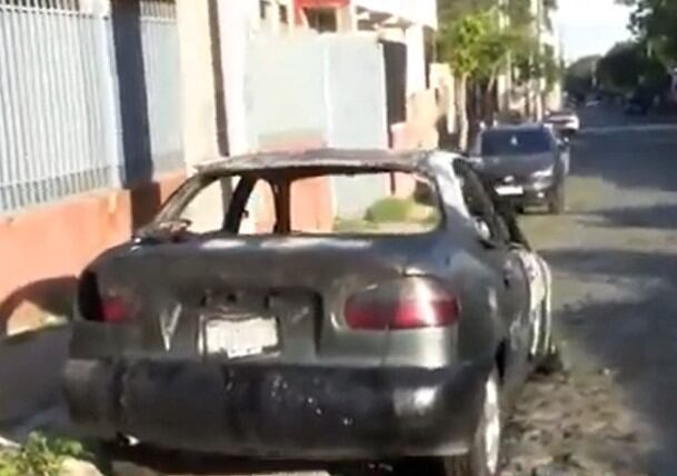 En estas condiciones quedó el automóvil Daewoo Lanos tras incendiarse por completo en plena marcha. Foto: captura de pantalla
