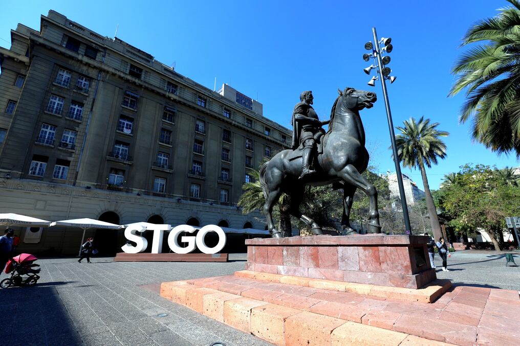 En plena temporada de verano austral, Chile enfrenta este martes un inusual y masivo apagón que obligó a la evacuación del metro de Santiago. Foto: @Muni_Stgo