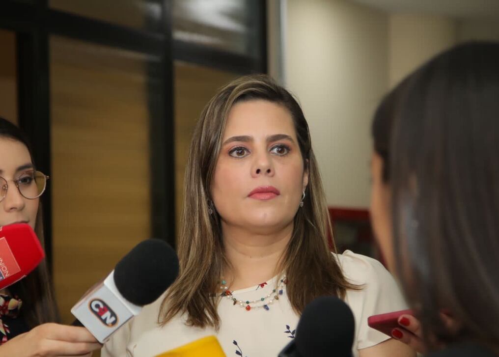 La senadora Kattya González empezó y terminó en 2021 su maestría, mientras que el doctorado duró dos años y lo finalizó en 2022, en simultáneo con su primer postgrado, lo cual sería ilegal. Foto: Archivo