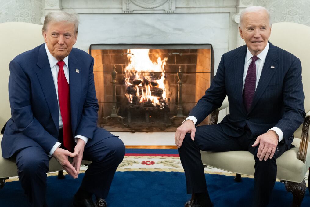 Foto del día. Biden recibe a Trump en la Casa Blanca. La situación es muy humillante para el octogenario demócrata, que sabe que el equipo entrante puede desbaratar gran parte de su legado. Foto: AFP