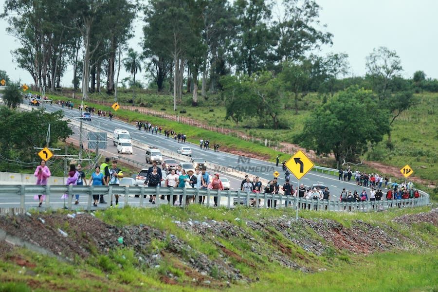 Los fieles de la Virgen de Caacupé avanzan hasta la Basílica, a pesar de las condiciones climáticas. Foto: Matías Amarilla