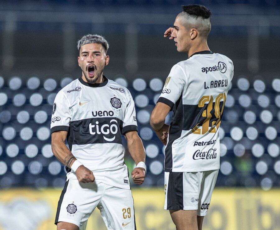 Iván Leguizamón festeja su tanto junto con Abreu. Olimpia goleó en su despedida de la Copa. Foto: OLIMPIA MEDIA