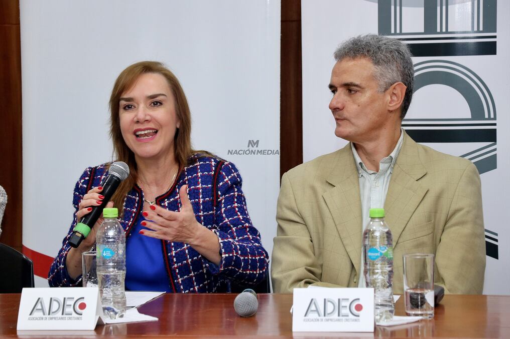 La presidente de la Asociación de Empresarios Cristianos (ADEC), Gloria Ayala Person, instó a valorar y apoyar las empresas formales. A su lado, Yan Speranza, del comité organizador. Foto: Nadia Monges