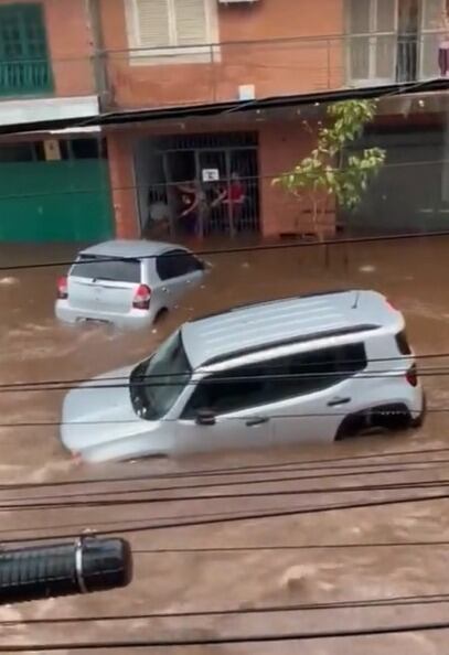 En Luque los automóviles fueron arrastrados por la corriente y varios locales comerciales fueron afectados por el agua. Foto: Captura pantalla