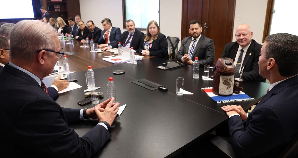 El presidente Santiago Peña encabezó la reunión interinstitucional, a fin de preparar el informe de seguimiento al Plan de Acciones recomendadas por Gafilat. Foto: Gentileza