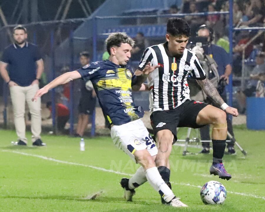 Espinoza cubre la pelota ante la presencia de Rayer. Libertad evitó la derrota ante Trinidense en el último suspiro del partido.FOTO: NÉSTOR SOTO