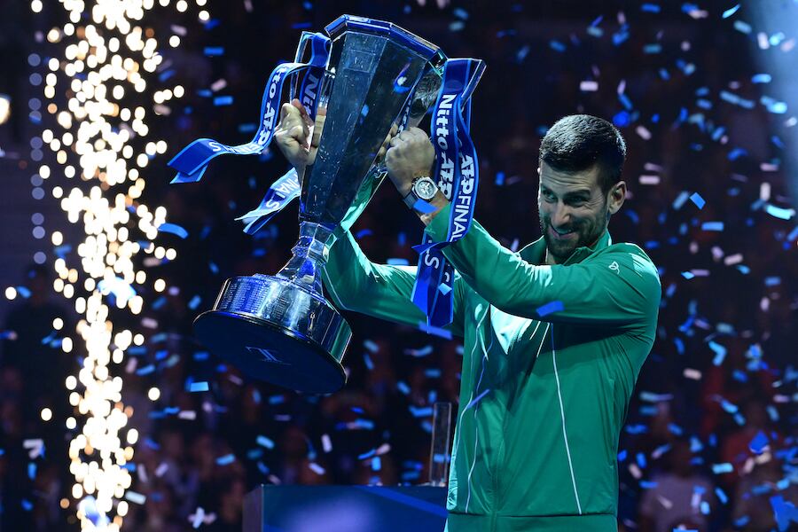 Impresionante temporada del serbio Novak Djokovic, quien ayer hizo récords al levantar el título de maestro en Turín.FOTO: AFP