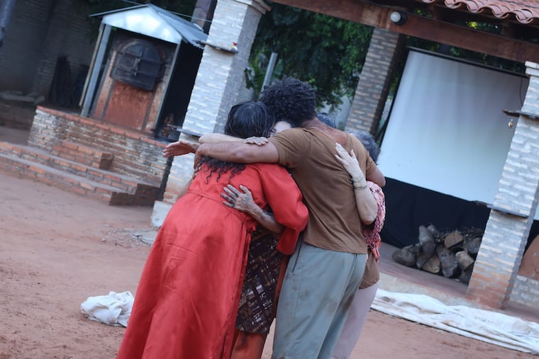 Julia Isidrez, con parte del elenco de “De Agua y Barro”. Foto: Gentileza