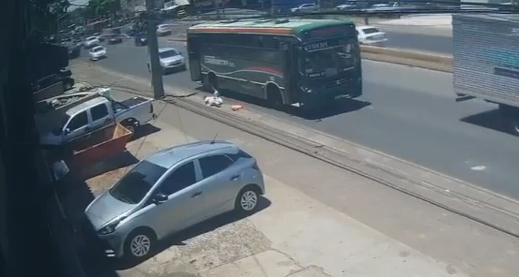 La mujer perdió la vida al caer del bus y golpear la cabeza por el cordón de la vereda. Foto: Captura de pantalla