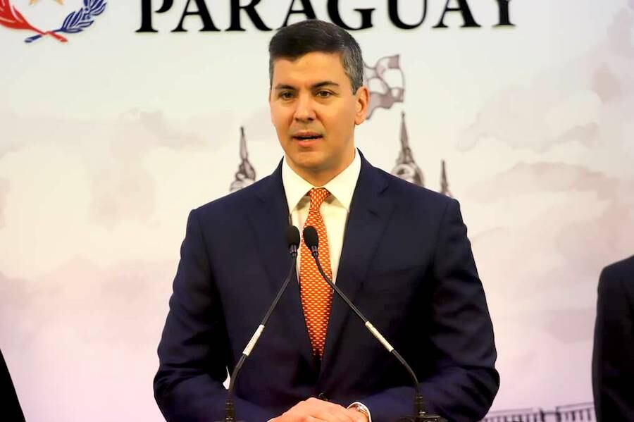 Santiago Peña anunció la firma del decreto 1524, con el cual se reglamenta la ley de Hambre Cero en las Escuelas y, consecuentemente, queda blindada y garantizada la ley del Arancel Cero. Foto: Archivo
