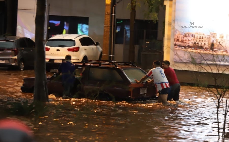 Las calles de Asunción se volvieron una trampa mortal para los vehículos sin importar su tamaño. Foto: Cristóbal Núñez