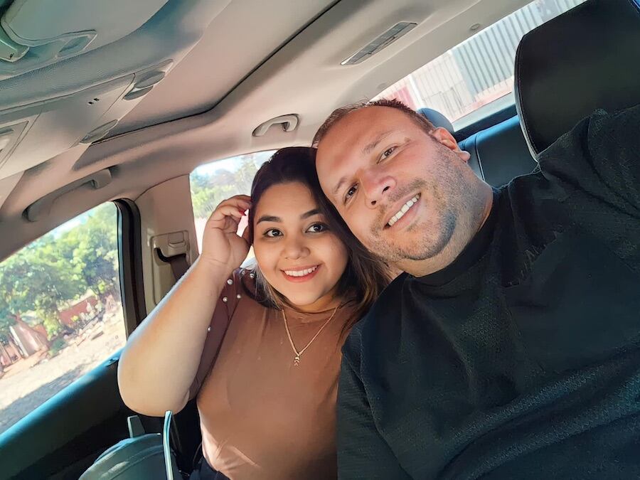Lumma Silva Battochi, funcionaria de la Municipalidad de Ciudad del Este y ligada a la firma SCDE SA, aparece junto a su esposo Juan Quiroga Cañete, quien es director de la Secretaría de la Vivienda de la comuna esteña.