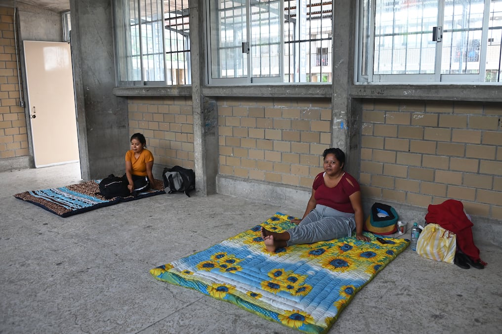 Personas permanecen en una escuela habilitada como refugio temporal antes de que el huracán Erick azote Acapulco. Foto: Francisco Robles/AFP