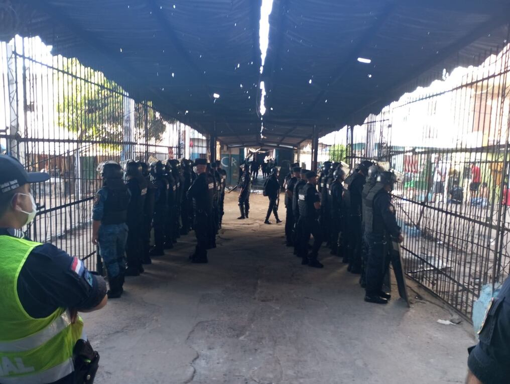 La Policía Nacional sigue resguardando Tacumbú y las autoridades dispusieron intensificar las medidas de control para ingresar al presidio. Foto: Archivo