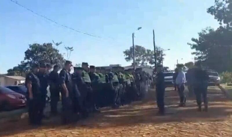 La Policía Nacional incursionó con 150 efectivos, el fuego ya está controlado en el interior del penal de Pedro Juan Caballero. Foto: Captura de pantalla