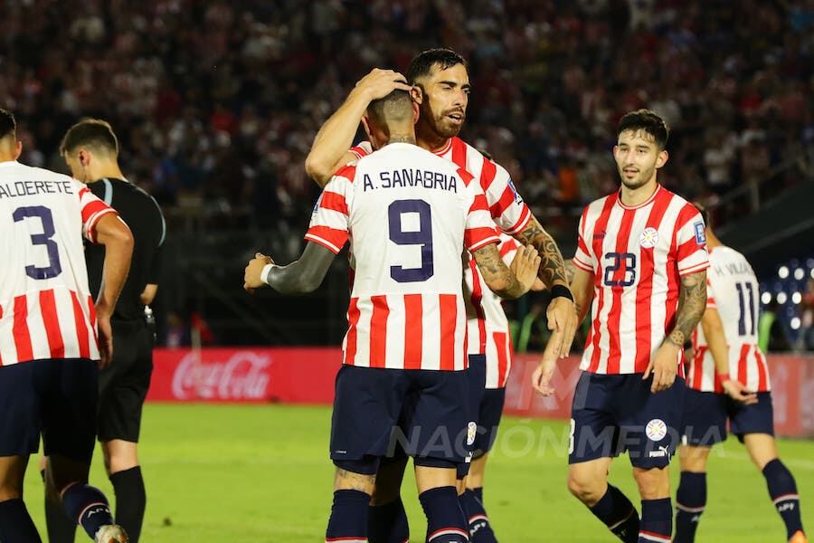Gabirel Ávalos saluda al goleador Antonio Sanabria tras concretarse la victoria ante Bolivia anoche.FOTO:CARLOS JURI