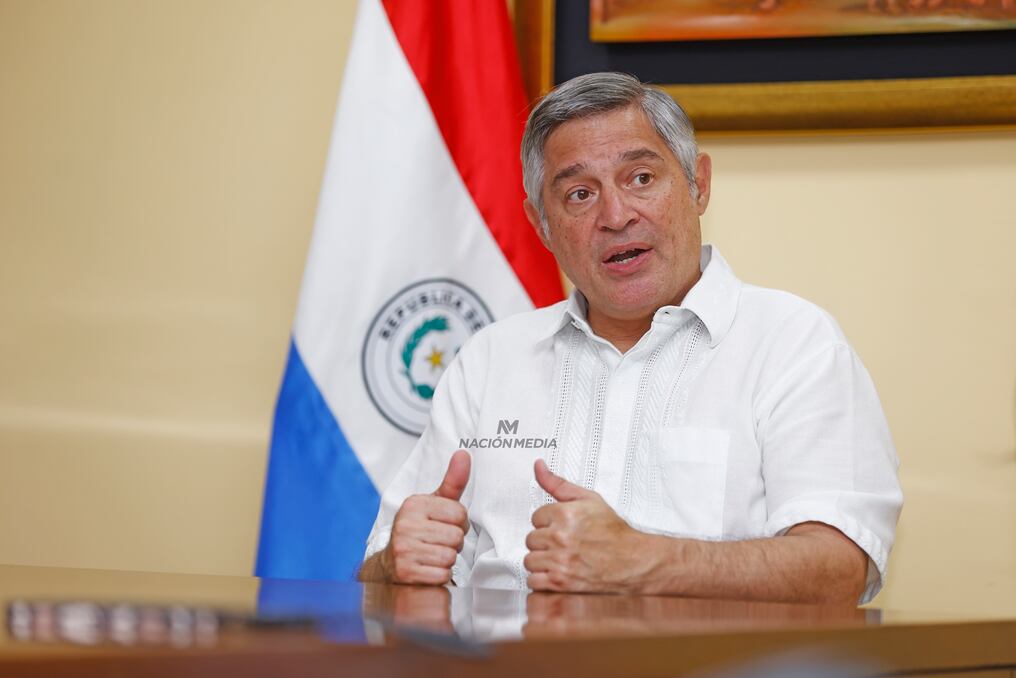 El ministro de Educación, Luis Ramírez, adelantó que el proyecto beneficiará a los alumnos del tercer curso de la Media. Foto: Archivo